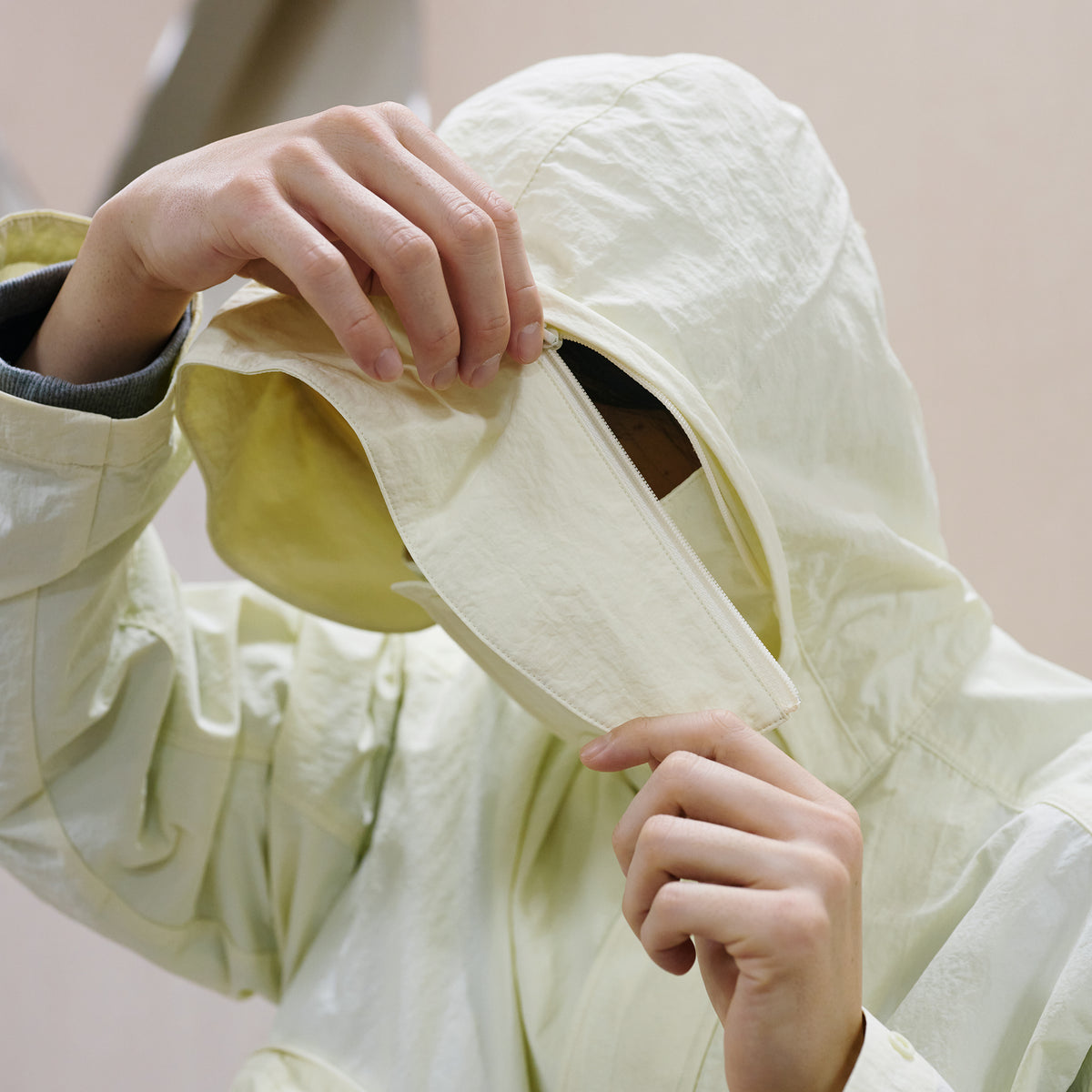 撥水トラベルパーカー