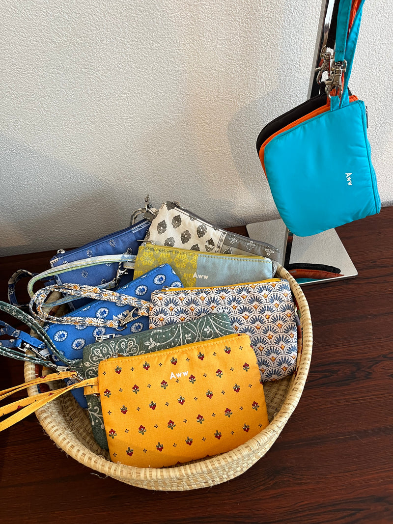 Anti-skimming travel pouch
